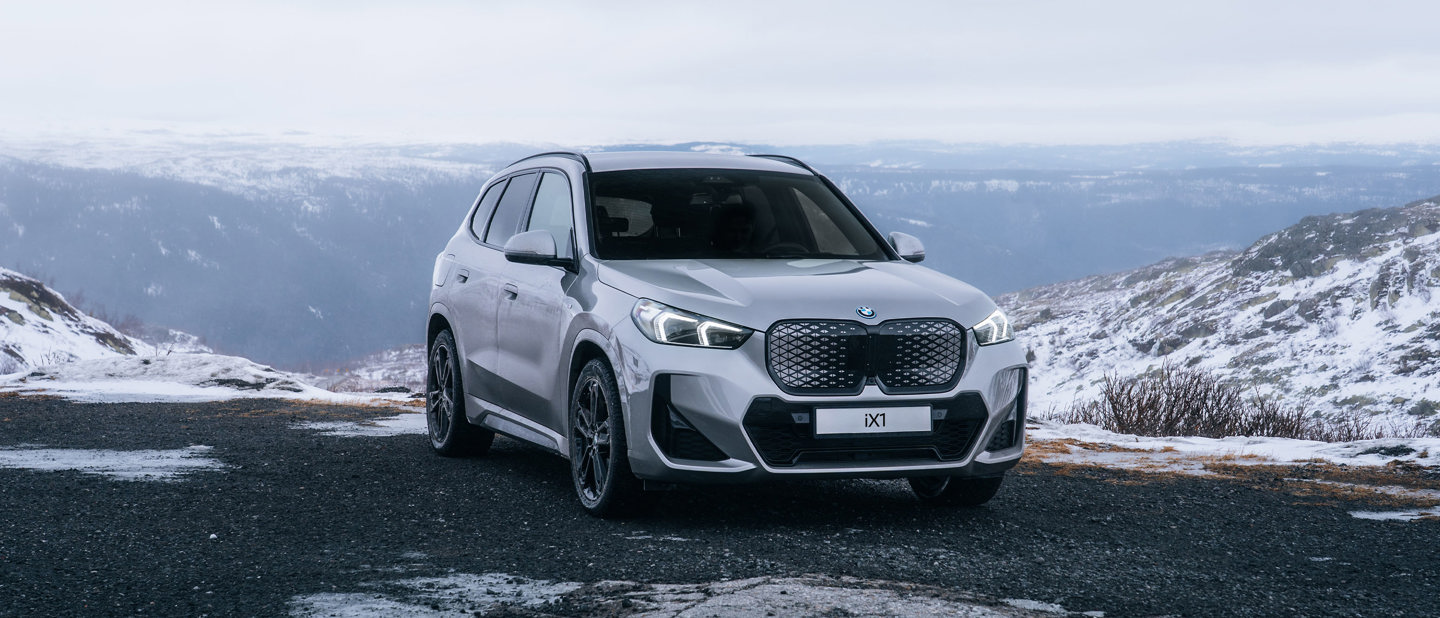 BMW iX1 der holder i et flot vinterlandskab 