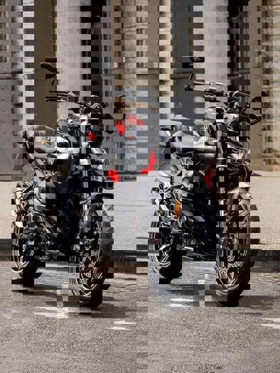 BMW motorcykel holder parkeret i byen