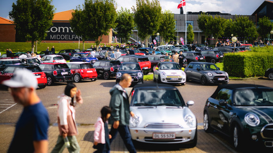 Fyldt parkeringsplads med MINI'er.