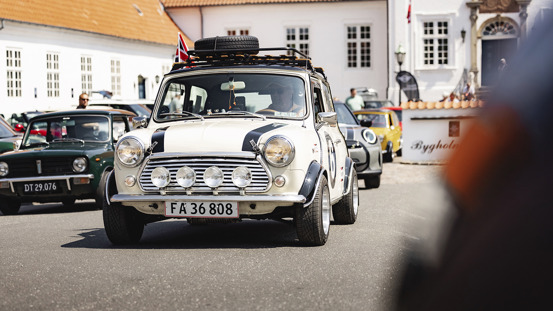 MINI'er i forskellige farver og modeller parkeret ved slot/gods ifm. MINI Rally.