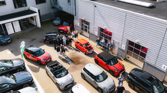 Fugleperspektiv af en samling MINI biler.