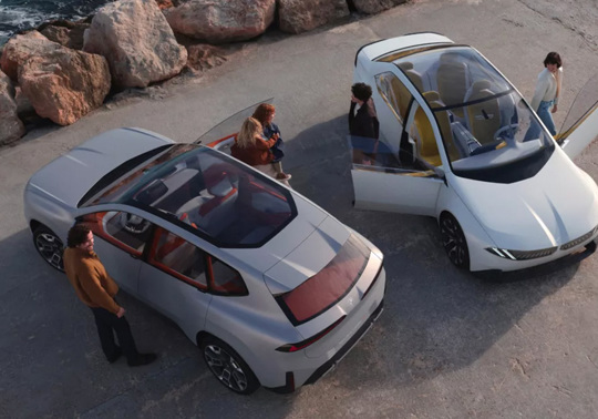 BMW Neue Klasse biler der holder ved vandet
