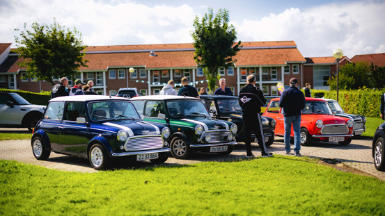 En række ældre MINI'er parkeret.