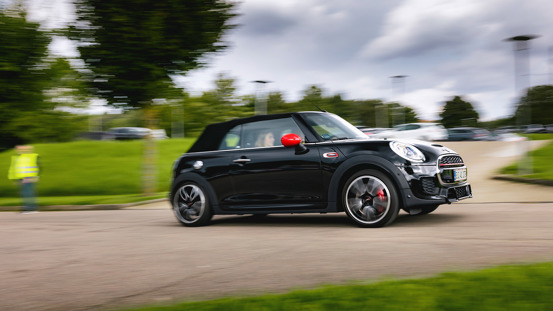 Sporty MINI i bevægelse.