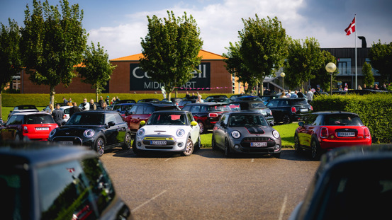 Fyldt parkeringsplads med MINI'er