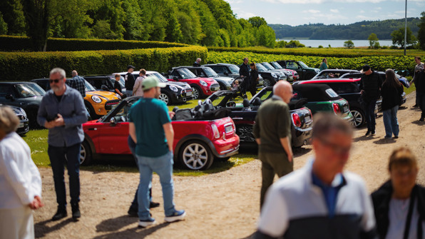 Folk der går omkring parkerede MINI'er til MINI RALLY 2025