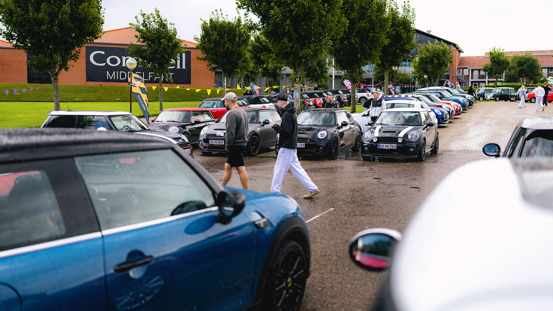 Fyldt parkeringsplads med MINI'er