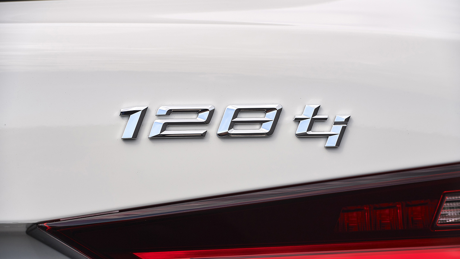 Modelnavn på bagenden af BMW 128Ti
