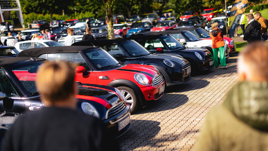 Parkeringsplads fyldt med MINI'er.