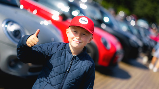 Dreng med MINI kasket giver tommel op.