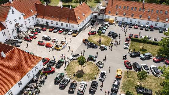 MINI'er i forskellige farver og modeller parkeret ved gods ifm. MINI Rally.