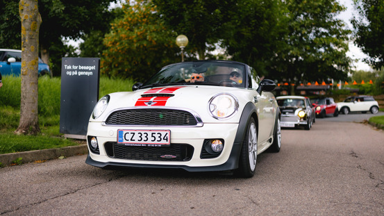 En række MINI'er kører i kortege.