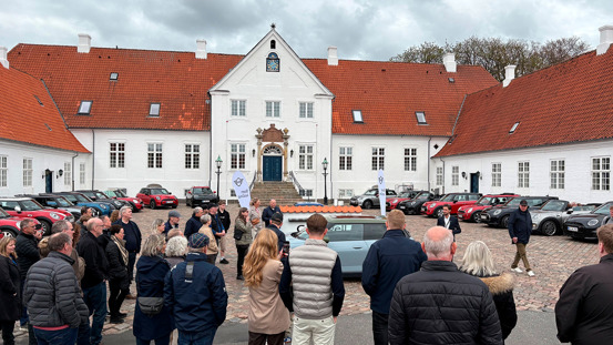 Folk samles omkring parkerede Mini Coopers foran Comwell Hotel Bygholm Park i Horsens til MINI Spring drive.