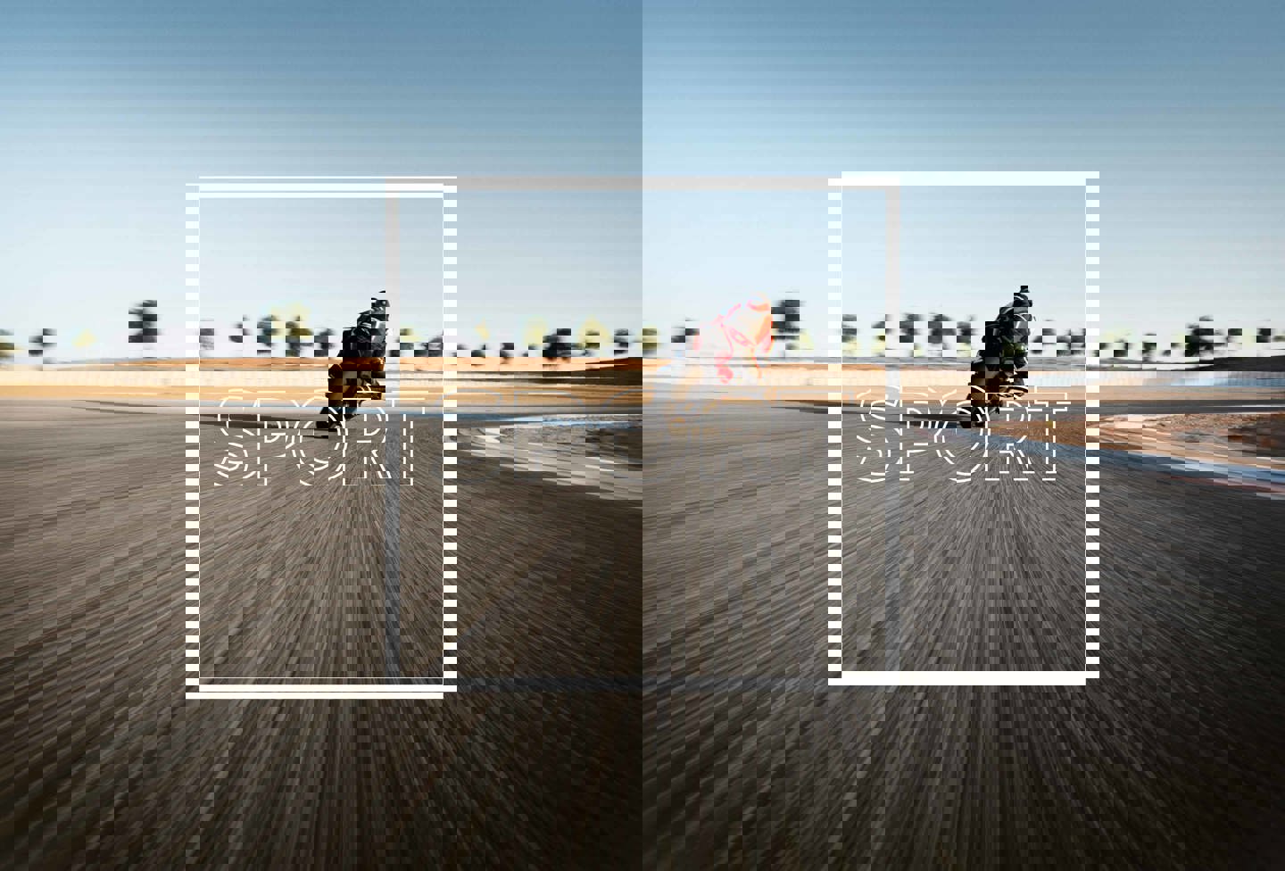 En motorcyklist læner sig ind i et sving på en racerbane, og ordet SPORT overlejret.