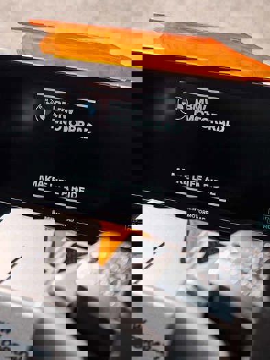 Et nærbillede af navigationsskærmen på en BMW Motorrrad Urban.