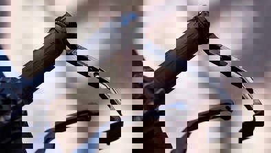 Et nærbillede af bremsen på en motorcykel.