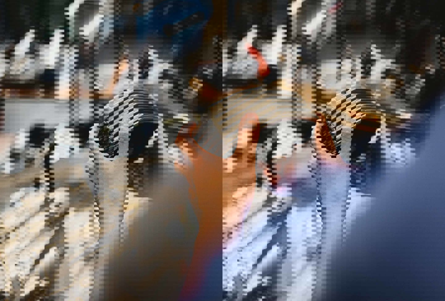 En person holder en reservedel.