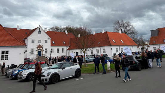 Folk samles omkring parkerede Mini Coopers foran Comwell Hotel Bygholm Park i Horsens til MINI Spring drive.