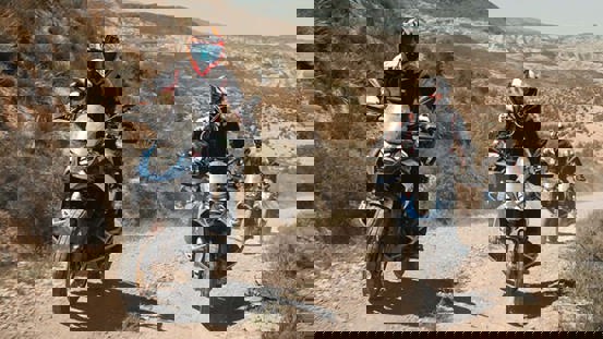 BMW offroad motorcykel kører på grusvej