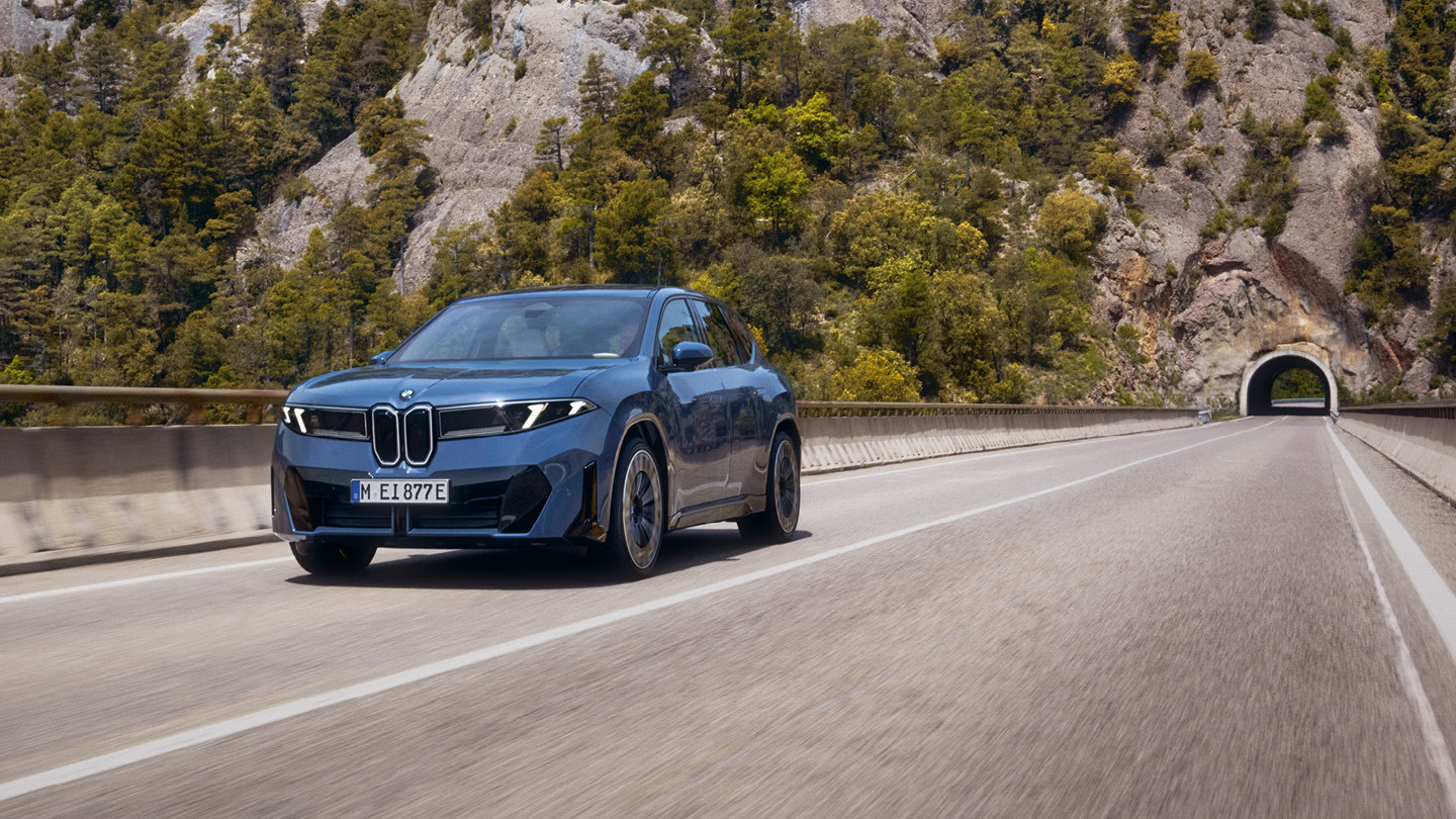 BMW iX3 Neue Klasse set forfra kører på vej