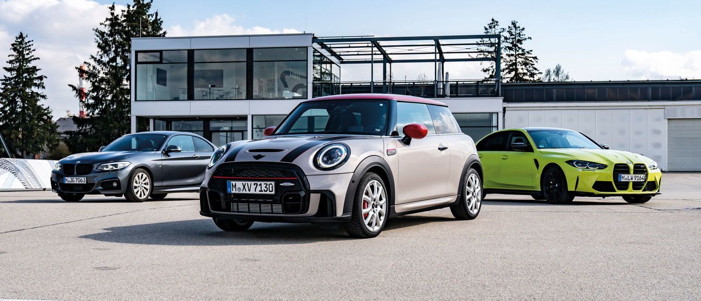 To BMW'er og en MINI der holder parkeret ved siden af hinanden