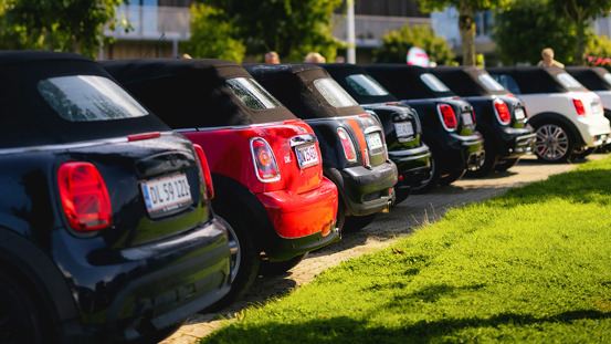 Forskellige MINI'er holder på række.