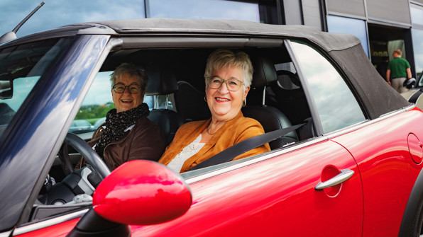 To damer i en MINI til MINI RALLY 2025