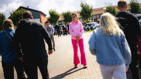 Kvinde i lyserødt MINI-tøj.