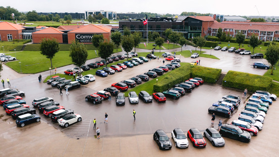 Fyldt parkeringsplads med MINI'er.