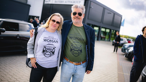 Kvinde og mand med solbriller og MINI t-shirts