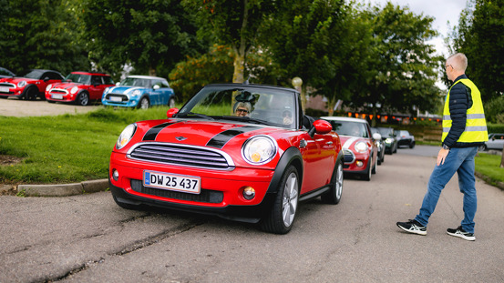 Rød MINI i fronten af en MINI-kortege.