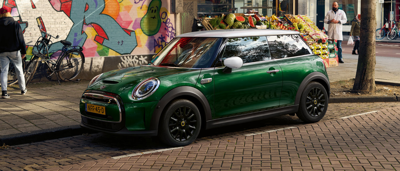 Parkeret grøn MINI SE Plug-in Hybrid 