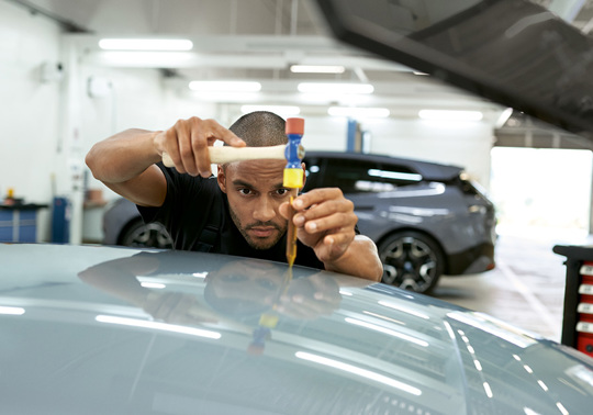 Bayern AutoGroup-mekaniker servicerer bil 