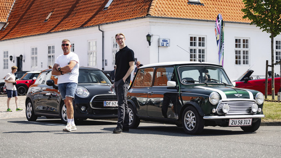 MINI'er i forskellige farver og modeller parkeret ved slot/gods ifm. MINI Rally.