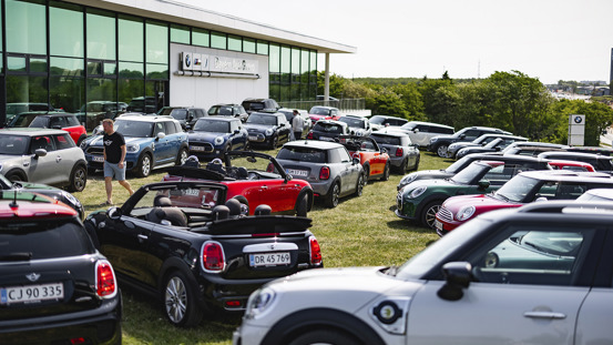 MINI'er i forskellige farver og modeller parkeret ved forhandler MINI Rally.