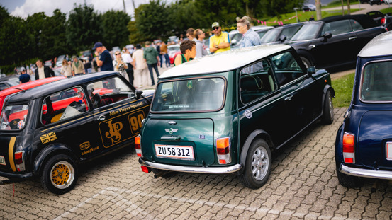 Ældre MINI'er parkeret.