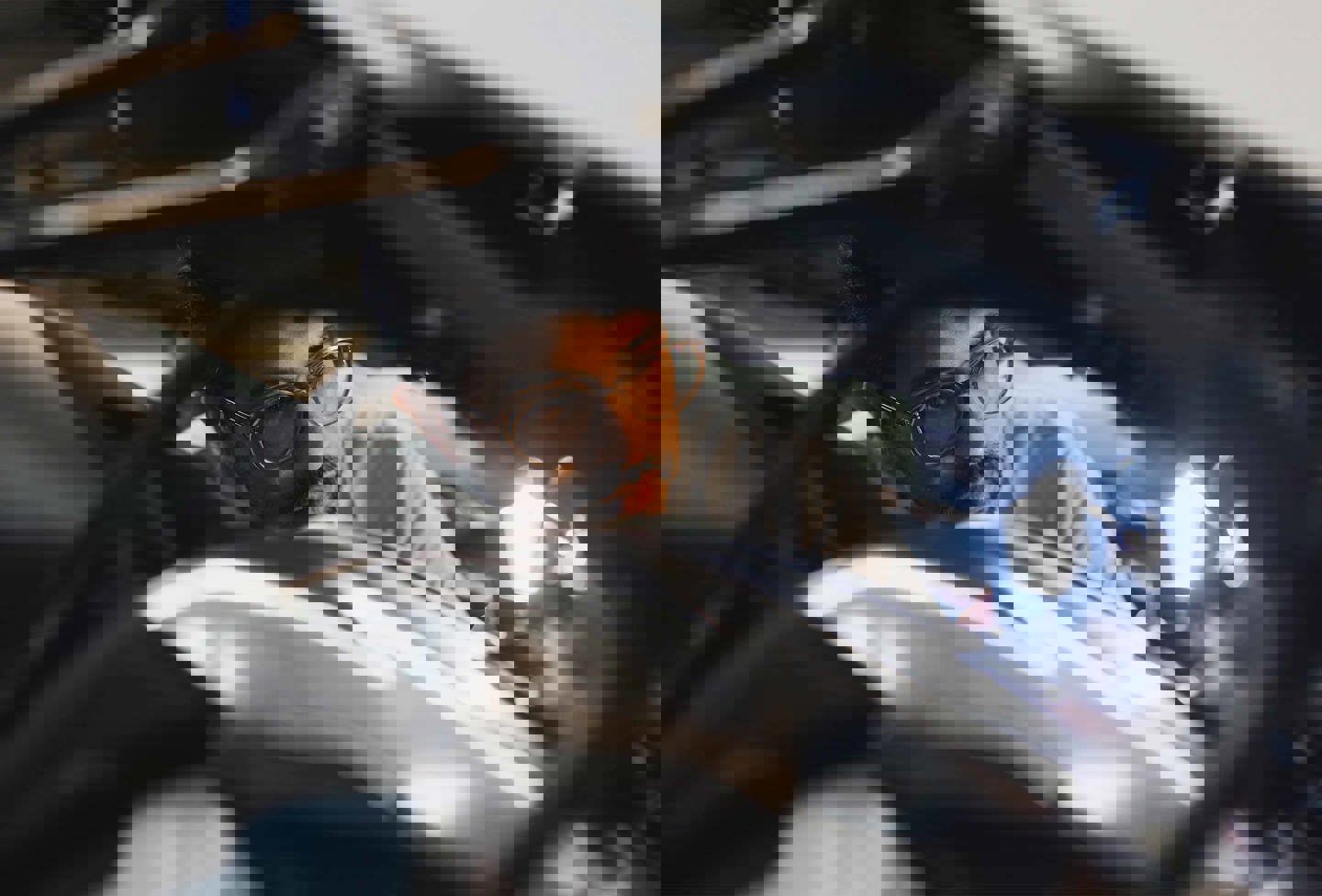 Et nærbillede af en mekaniker der lyser på en motorcykel.