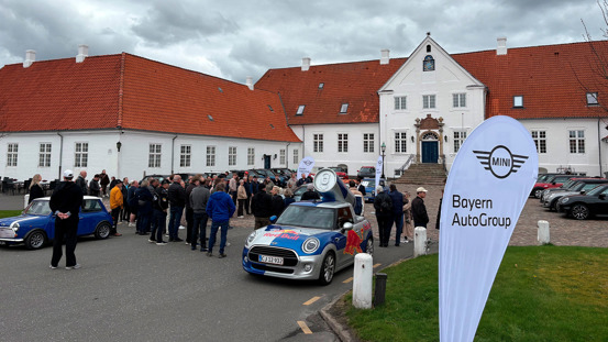 Folk samles omkring parkerede Mini Coopers foran Comwell Hotel Bygholm Park i Horsens til MINI Spring drive.