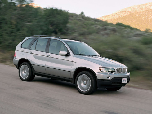 Grå BMW X5 der kører i naturen