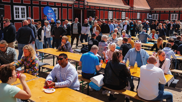 Folk der sidder ved borde til MINI RALLY 2025