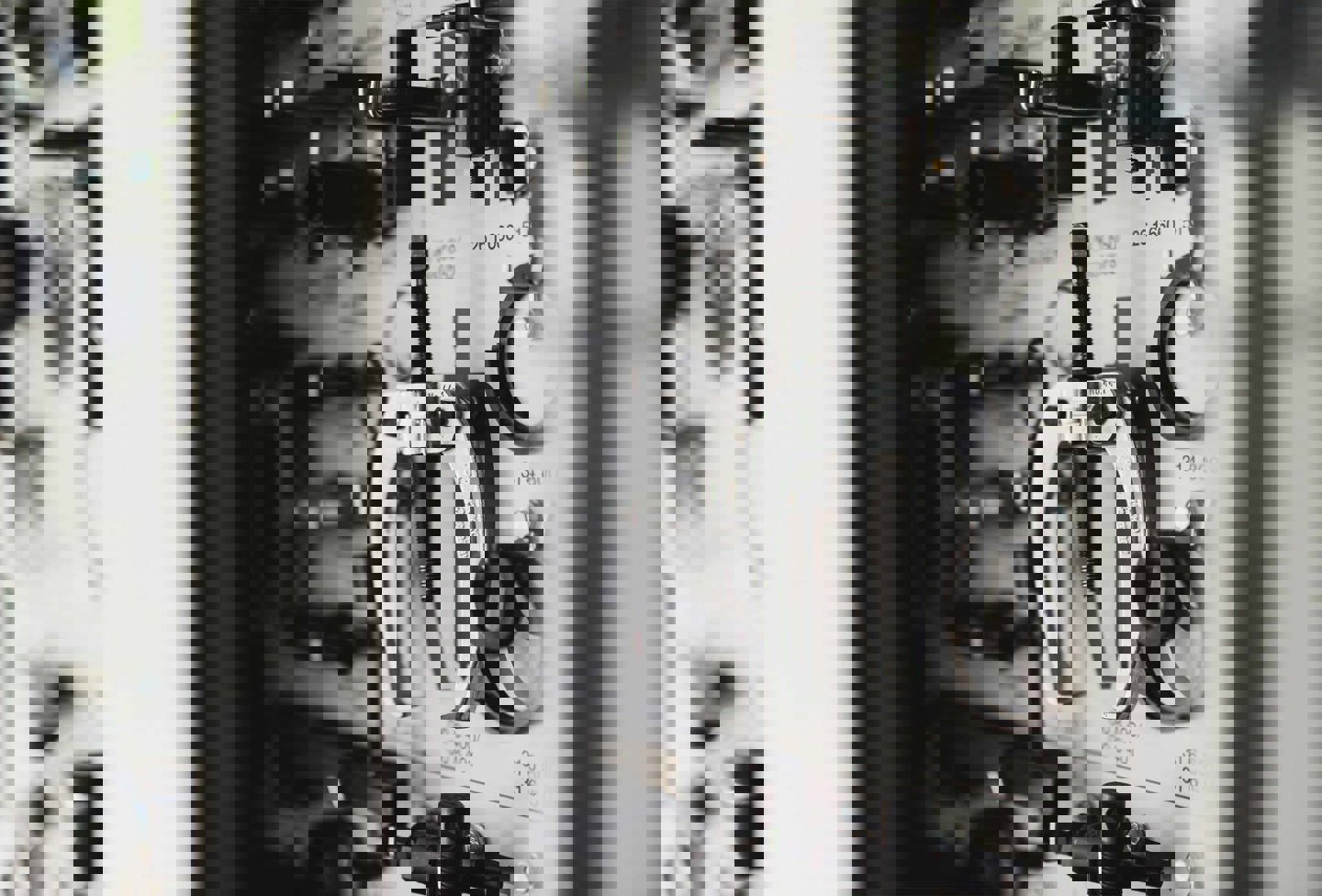 Nærbillede af værktøj i stål og sort gummi.