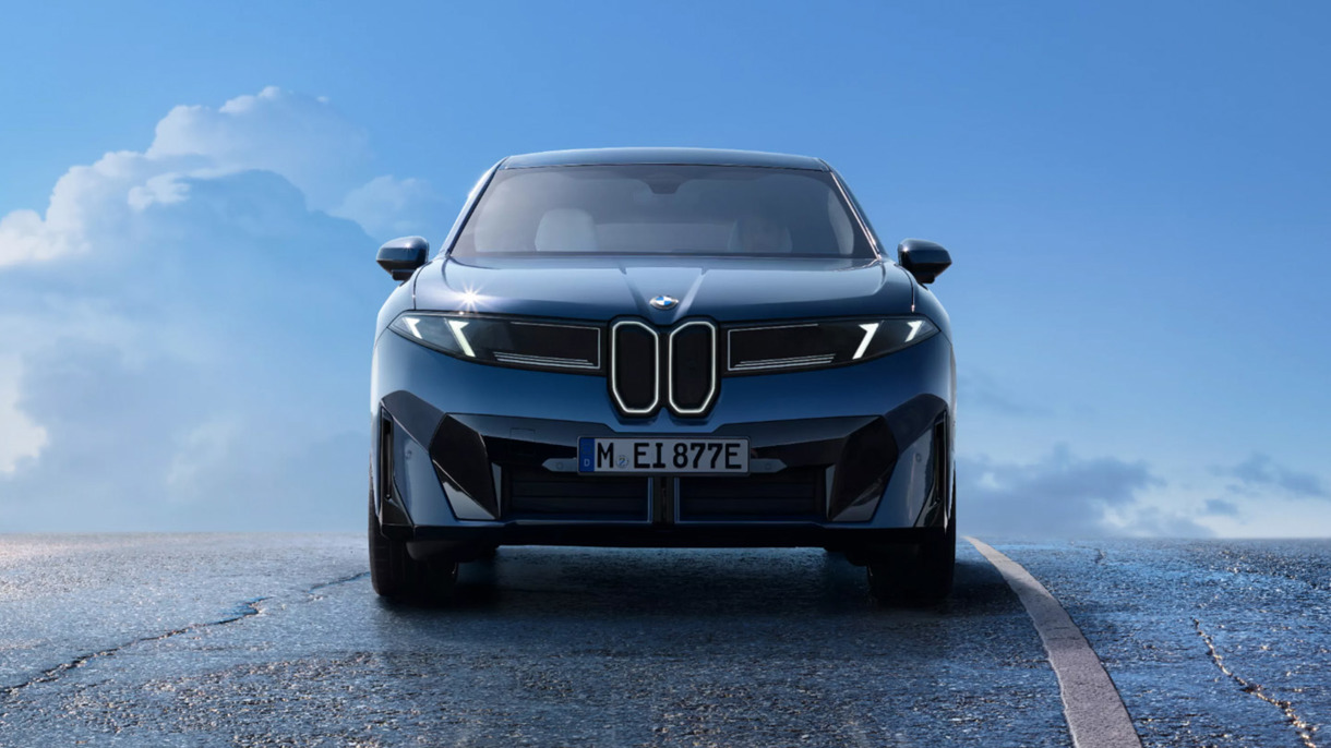 BMW iX3 Neue Klasse der kører på en vej