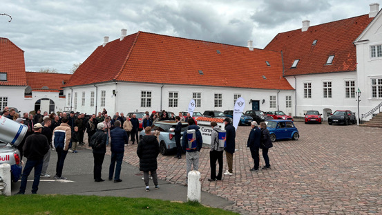 Folk samles omkring parkerede Mini Coopers foran Comwell Hotel Bygholm Park i Horsens til MINI Spring drive.