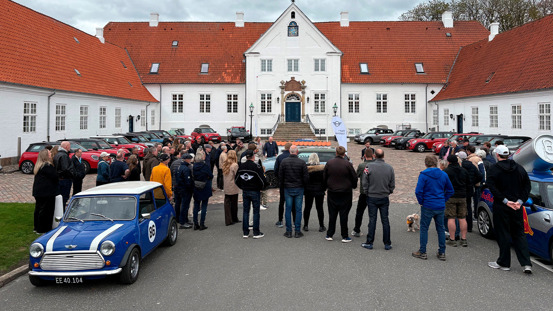Folk samles omkring parkerede Mini Coopers foran Comwell Hotel Bygholm Park i Horsens til MINI Spring drive.