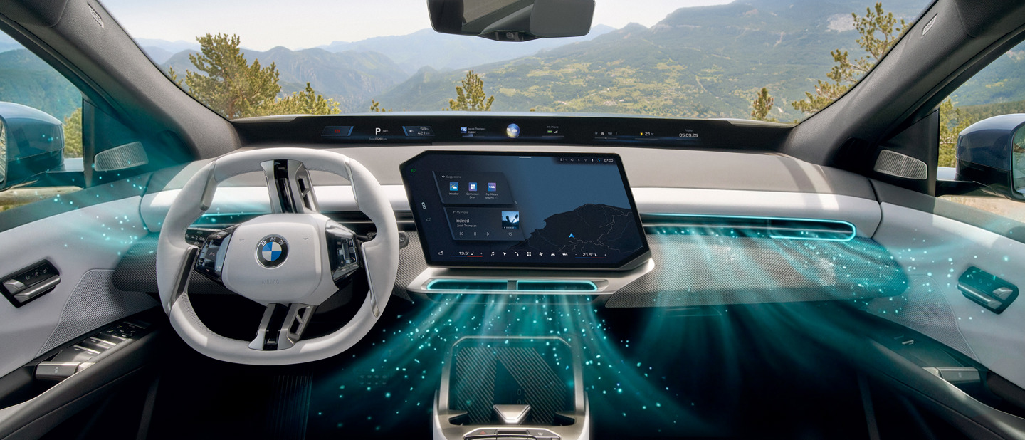 BMW-bilens interiør viser et digitalt instrumentbræt, en stor berøringsskærm og digitale luftstrømslinjer, der indikerer klimakontrolsystemet.