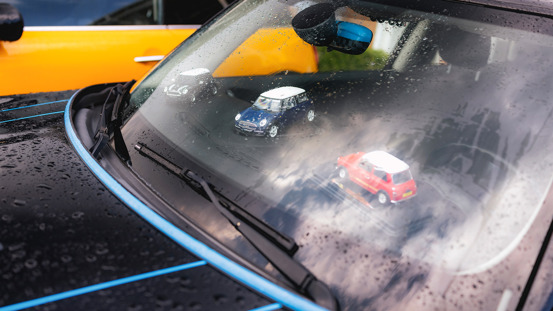 Miniature MINI'er i foruden på en MINI.