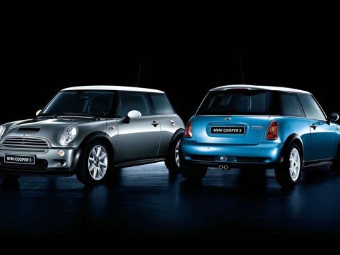 To MINI Cooper S biler i grå og blå