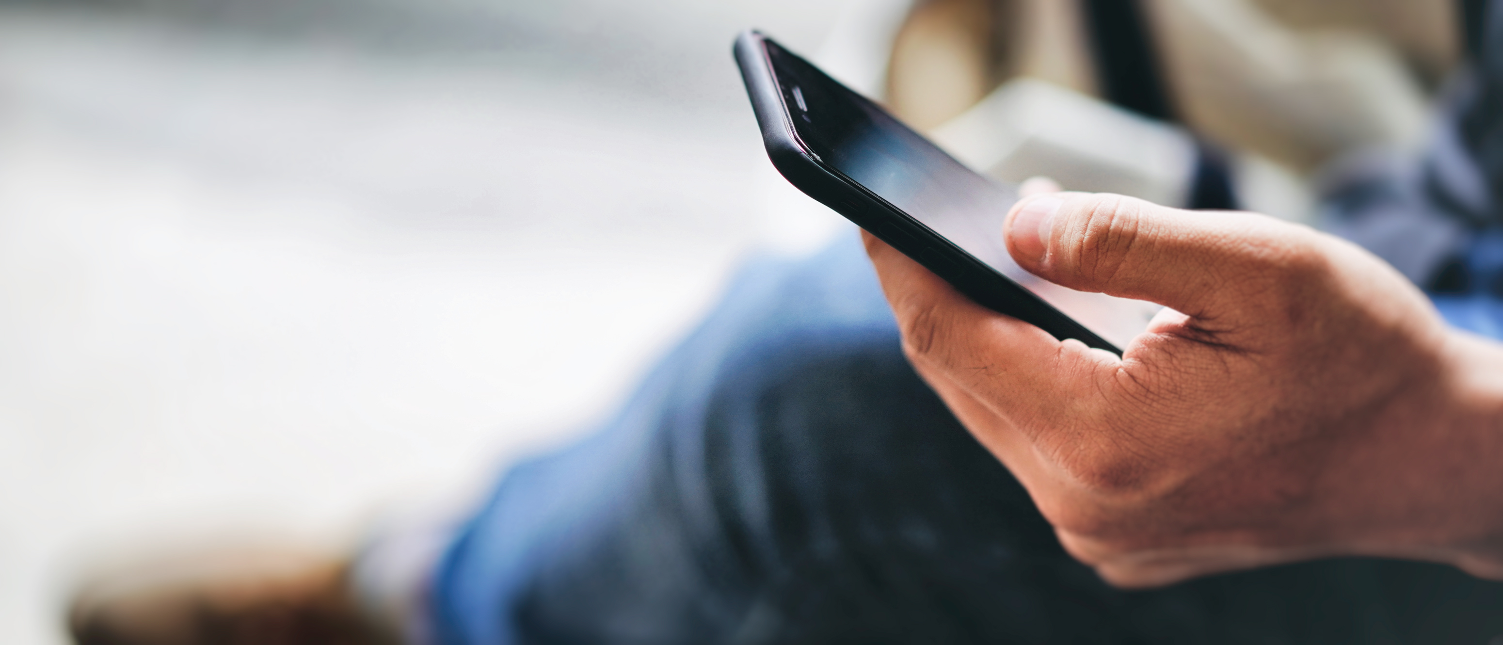 Person holder smartphone i hånden 